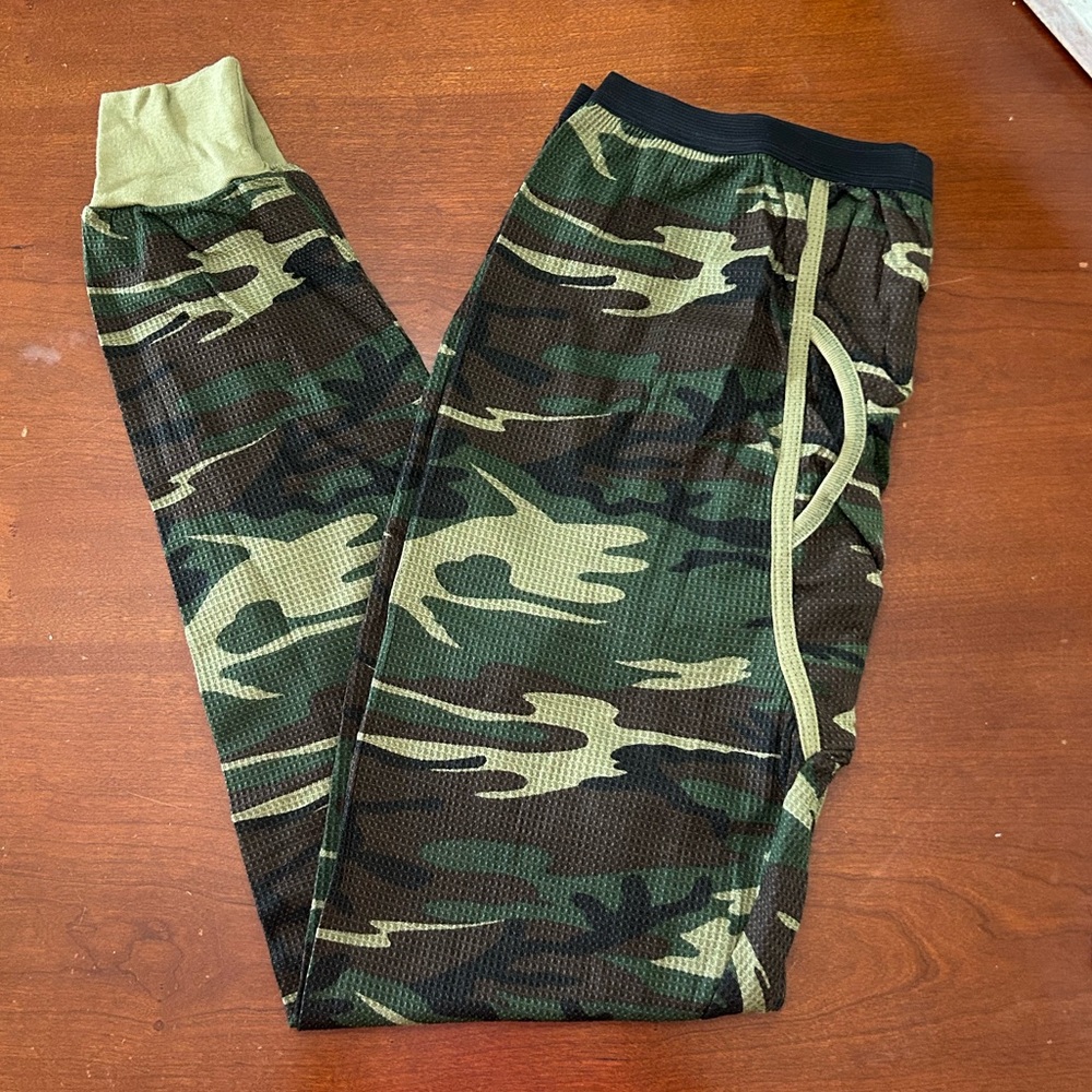 NEW w/o/t mens camo light weight thermal bottoms size Med-Lg  photo size